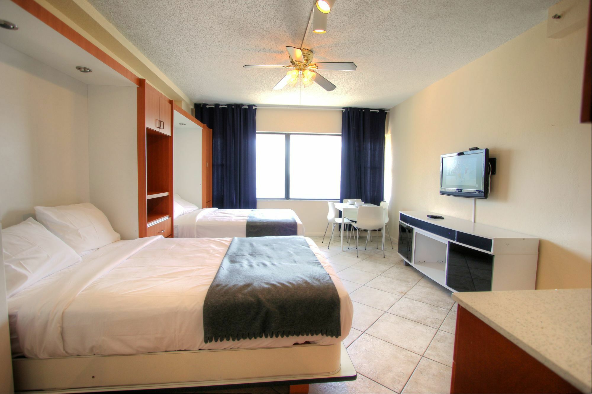 Private Apartments At The Casablanca Μαϊάμι Μπιτς Εξωτερικό φωτογραφία