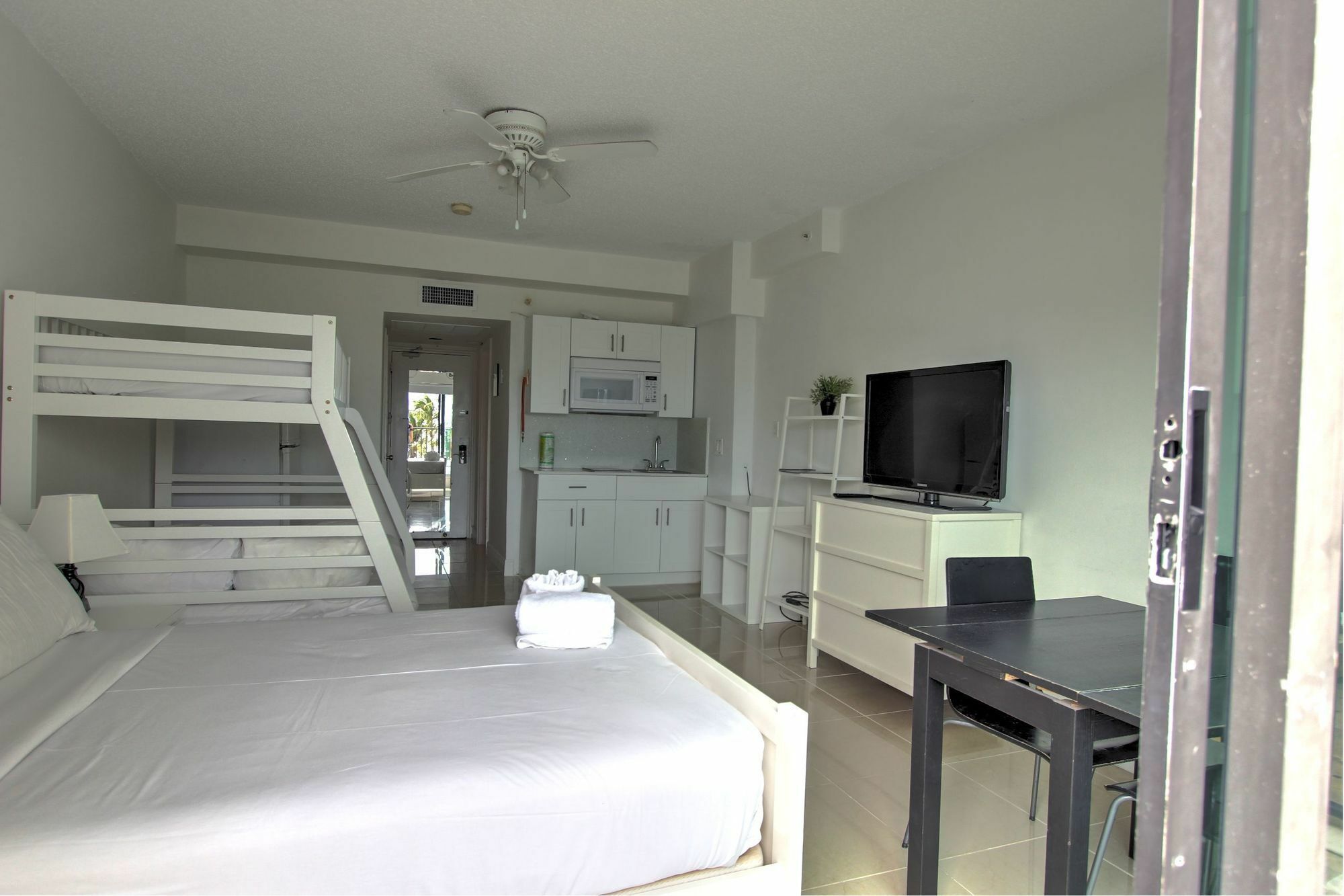 Private Apartments At The Casablanca Μαϊάμι Μπιτς Εξωτερικό φωτογραφία